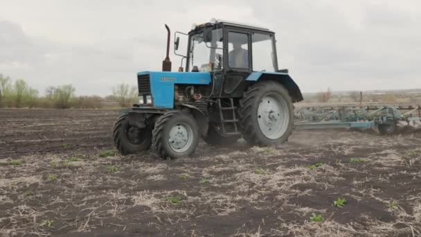 2022 Április Vertakivtcy Ukrajna Egy Traktoron Ülő Farmerről Aki Szántja — Stock videók