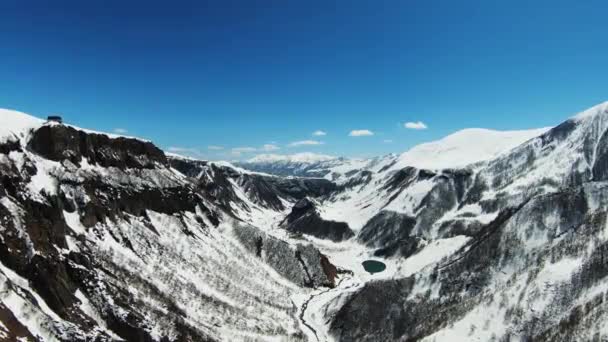 Вид Воздуха Красивые Снежные Горы Гудаури Грузия Вид Озеро — стоковое видео