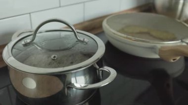 Kaynar suda su, kaynar suda yakın çekim, kaynayan suda kabarcıklar. Esrar indüksiyonda.