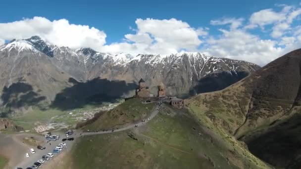 Drone Skott Slott Och Katedral Väg Till Gudauri Gudauri Kazbegi — Stockvideo