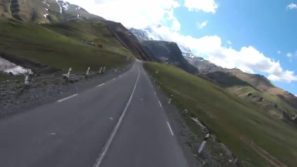 Vista Aérea Estrada Auto Montanha Sinuosa Sobre Penhasco Gudauri Kazbegi — Vídeo de Stock