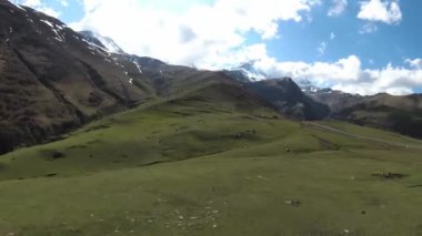 Gudauri Georgia 'daki Kafkasya dağlarında insansız hava aracı vuruldu. Arial görünüm
