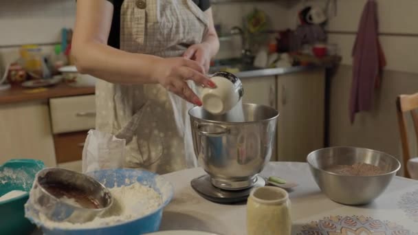 Женщина Повар Добавляет Дрожжи Сахар Приготовить Тесто Миске Смесителя Кулинарные — стоковое видео