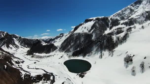 Paraglider Kommer Ner Mot Bakgrunden Den Vackra Sjön Och Snötäckta — Stockvideo