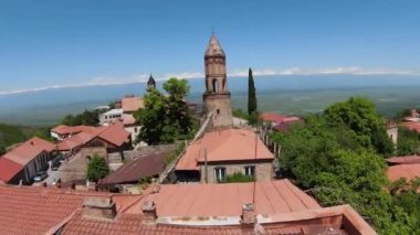Gürcistan 'ın Kakheti köyü, atardamar uçuşu. Drondan görüntüle