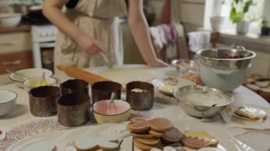 Noel için ev yapımı Xmas kurabiyesi ve mutlu yıllar. Zencefilli ekmek pişiren kadın