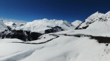 Gudauri, Georgia 'daki güzel karlı dağların hava manzarası. İHA 'dan ateş etmek