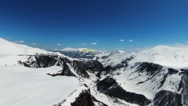 Paraglider Kommer Ner Mot Bakgrund Den Vackra Sjön Och Snöklädda — Stockvideo