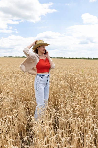 Žena Slamáku Mluví Mobilu Při Chůzi Zlatém Pšeničném Poli Letní — Stock fotografie