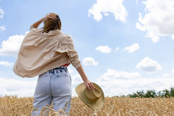 Žena Pózující Létě Pšeničném Poli Žena Držící Ruce Klobouk Pozadí — Stock fotografie