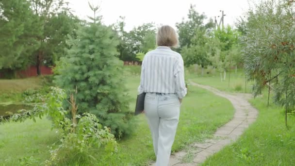 Carefree Easygoing Woman Walking City Park Pathway Garden Carry Notebook — Vídeos de Stock