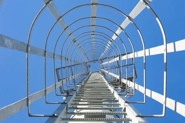 Telekomünikasyon Kulesine Tırmanmak Için Sabit Merdiven Alt Görünüm — Stok fotoğraf