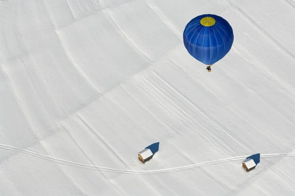 Blu Varmluft Ballong Över Snöiga Landskap — Stockfoto