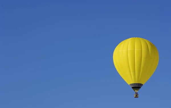 Yellow Hot Air Balloon One Side Sky Copy Space — Zdjęcie stockowe