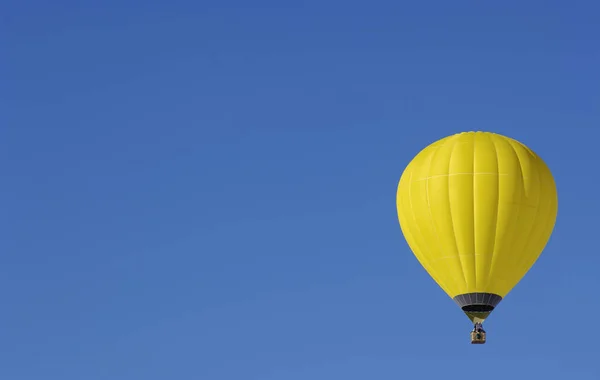 Globo Amarillo Aire Caliente Lado Del Cielo Con Espacio Copia — Foto de Stock