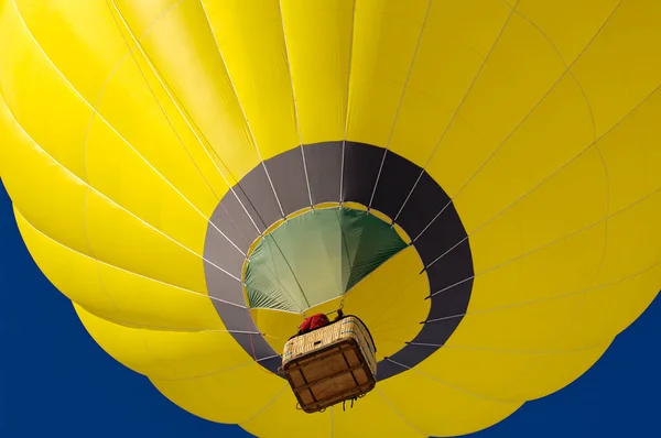 Κίτρινο Μπαλόνι Στις Πρώτες Στιγμές Της Φάσης Απογείωσης — Φωτογραφία Αρχείου