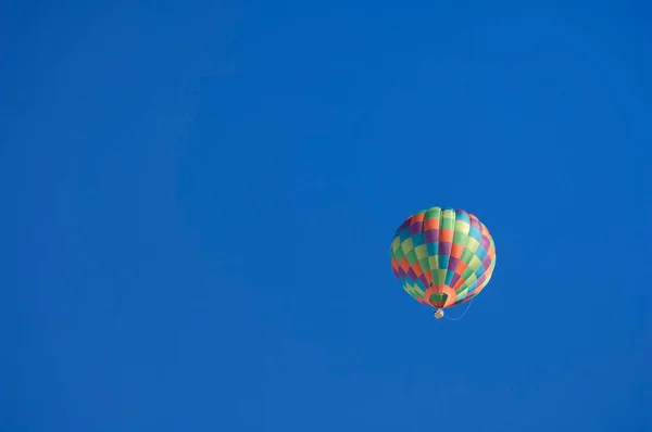 Μπαλόνι Θερμού Αέρα Στον Ουρανό Blu Εικόνα Αρχείου