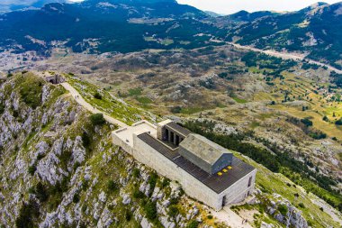 Karadağ. Lovcen Ulusal Parkı. Lovcen Dağı 'ndaki Negosh mozolesi. Drone. Hava görüntüsü. Bakış açısı. Popüler turistik cazibe