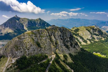 Karadağ. Lovcen Ulusal Parkı. Lovcen Dağı. Drone. Hava görüntüsü. Popüler turistik cazibe
