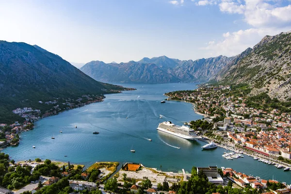 Karadağ. Kotor Körfezi. Adriyatik Denizi 'ndeki en büyük körfez. Avrupa 'nın en güneyindeki fiyort. Drone. Kotor şehrinin en iyi manzarası. Otoparkta bir yolcu gemisi var. Popüler turizm merkezi