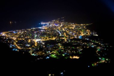 İyi geceler. Karadağ. Adriyatik Denizi kıyısında. Drone. Hava görüntüsü. Budva şehri. Şehir ışıkları. Popüler turizm merkezi