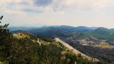 Karadağ. Lovcen Ulusal Parkı. Lovcen Dağı. Üst Manzara. Panorama. Kamera soldan sağa hareket ediyor.