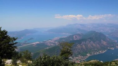 Karadağ. Kotor Körfezi. Üst Manzara. Panorama. Kamera soldan sağa hareket eder. Adriyatik Denizi 'ndeki en büyük körfez. Avrupa 'nın en güneyindeki fiyort. Otoparkta bir yolcu gemisi var.