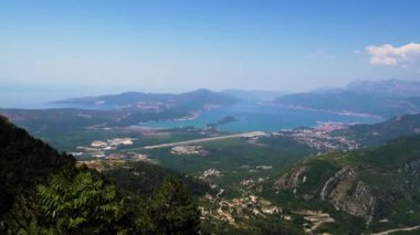Karadağ. Kotor Körfezi. Üst Manzara. Panorama. Kamera soldan sağa hareket eder. Adriyatik Denizi 'ndeki en büyük körfez. Avrupa 'nın en güneyindeki fiyort. Otoparkta bir yolcu gemisi var.