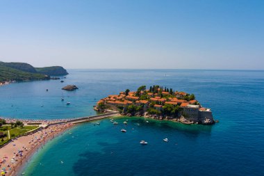 Karadağ. Adriyatik Denizi. Ada ve Sveti Stefan plajı. Yaz. Güneşli bir hava. En iyi sezon. Çok popüler bir turistik yer. Drone. Hava görünümü