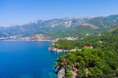 Karadağ. Adriyatik Denizi. Milocer plajı. Yaz. Güneşli bir hava. En iyi sezon. Çok popüler bir turistik yer. Drone. Hava görünümü