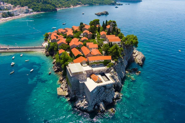 Karadağ. Adriyatik Denizi. Ada ve Sveti Stefan plajı. Yaz. Güneşli bir hava. En iyi sezon. Çok popüler bir turistik yer. Drone. Hava görünümü