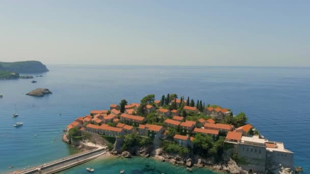 亚得里亚海Sveti Stefan的岛屿和海滩夏天 阳光灿烂的天气旺季一个非常受欢迎的旅游胜地 无人机 镜头向前移动 — 图库视频影像
