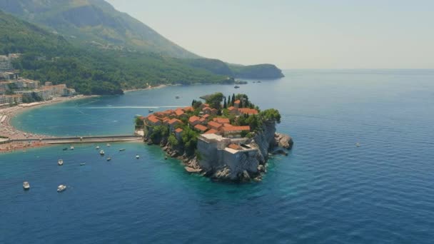 Montenegro Mar Adriático Ilha Praia Sveti Stefan Verão Tempo Ensolarado — Vídeo de Stock
