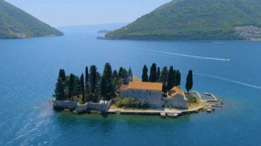 Karadağ. Kotor Körfezi. St. George Adası, Perast şehrinin yakınında yer almaktadır. Popüler turist mekanı. Drone. Kamera ileri gidiyor.