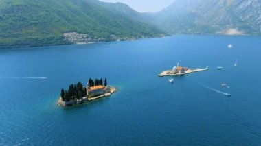 Karadağ. Kotor Körfezi. St. George adası ve Gospa od Skrpela adası Perast şehrinin yakınında yer almaktadır. Popüler turist mekanı. Drone. Kamera ileri gidiyor.