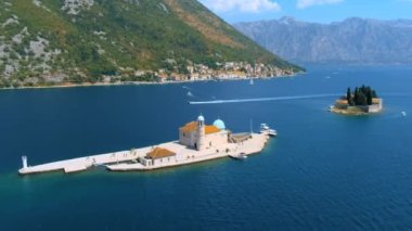 Karadağ. Kotor Körfezi. St. George adası ve Gospa od Skrpela adası Perast şehrinin yakınında yer almaktadır. Popüler turist mekanı. Drone. Kamera geri gidiyor.