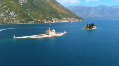 Karadağ. Kotor Körfezi. St. George adası ve Gospa od Skrpela adası Perast şehrinin yakınında yer almaktadır. Popüler turist mekanı. Drone. Kamera sağdan sola hareket ediyor.