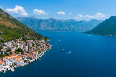 Perast. Karadağ 'ın Adriyatik Denizi Kotor Körfezi kıyısında antik bir kasaba. Drone. Hava görünümü