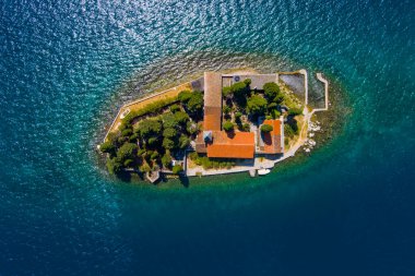 Karadağ. Kotor Körfezi. St. George Adası, Perast şehrinin yakınında yer almaktadır. Popüler turist mekanı. Drone. Hava görünümü