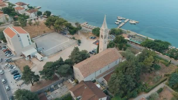 Montenegro Mar Adriático Iglesia Católica Orilla Bahía Kotor Verano Drone — Vídeo de stock