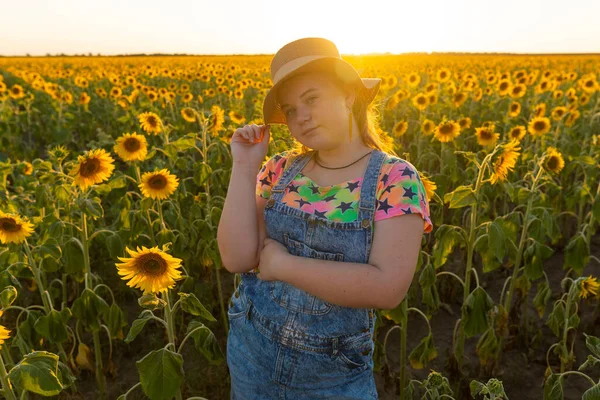 Ucrania Noche Verano Chica Con Sombrero Campo Con Girasoles — Foto de Stock
