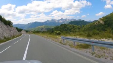 Karadağ. Dağ manzarası. Yaz. Hava bulutlu. Çekimler yolda geçen bir arabadan yapılıyor.
