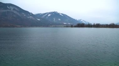 Avusturya. Alpler. İyi akşamlar. Dağ manzarası. Mountain Gölü. Kamera hareketi soldan sağa