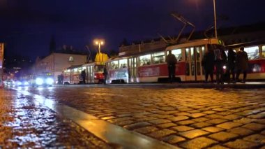 Çek Cumhuriyeti. Prag şehri. İyi akşamlar. Tramvay durağı olan bir cadde. Yol seviyesinden ateş ediliyor. Zaman aşımı