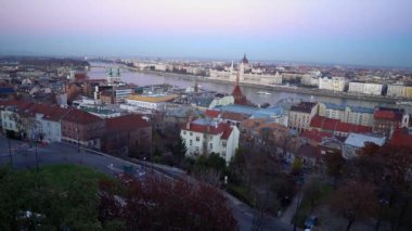 Macaristan. Budapeşte şehri. İyi akşamlar. Şehrin Panorama 'sı. Yukarıdan bak. Kamera hareketi soldan sağa