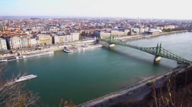 Macaristan. Budapeşte şehri. Panorama. Tuna Nehri ve Özgürlük Köprüsü 'nün üst manzarası. Kamera hareketi soldan sağa