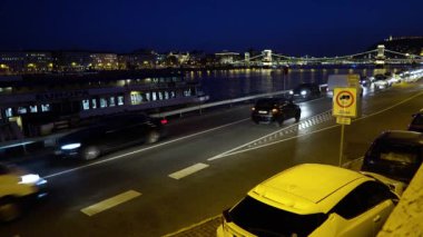Macaristan. Budapeşte şehri. İyi geceler. Baraj caddesi boyunca araba trafiği. Kamera tamir edildi.