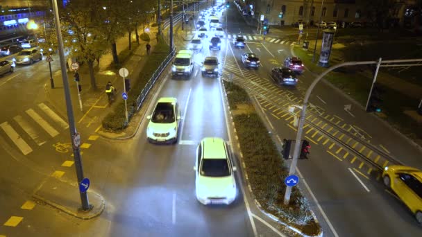 Macaristan Budapeşte Şehri Geceler Şehir Caddesi Boyunca Araba Trafiği Yukarıdan — Stok video