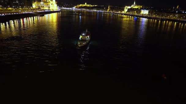 Macaristan Budapeşte Gece Şehrinin Panoraması Bir Turist Gemisi Tuna Nehri — Stok video