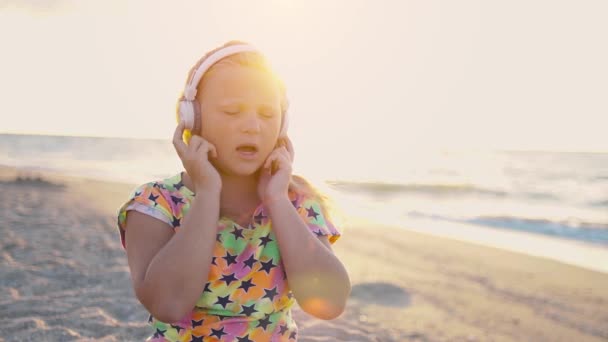 Pusta Piaszczysta Plaża Wschodzie Zachód Słońca Dziewczyna Siedzi Piasku Słucha — Wideo stockowe